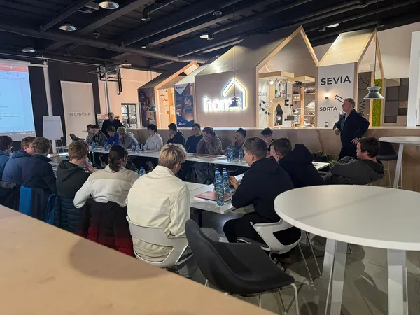 SPŠ ELIT - Aktualita Exkurze žáků do firem Hotjet, Kanlux a Czech Phone